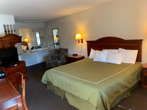 威廉斯堡MERRIMAC INN & SUITES的酒店客房,配有床和电视