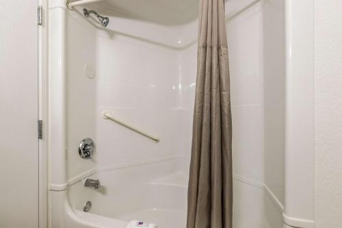西得梅因得梅因西部6号汽车旅馆的浴室内配有淋浴帘。