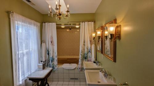 New ChurchGarden and Sea Inn的浴室设有2个盥洗盆、淋浴和镜子。