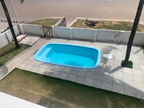 皮廷布Casa de Praia Pitimbu的海滩旁的蓝色浴缸