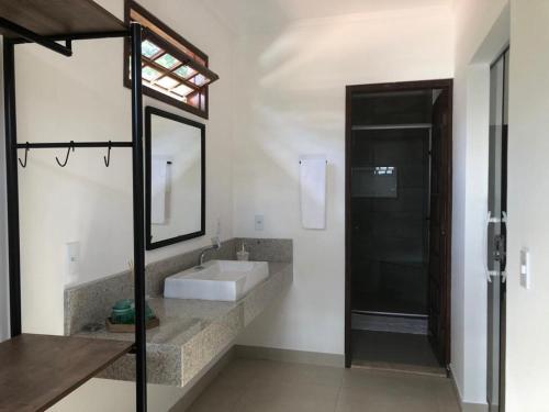 伦索伊斯Casa Funchal Master的一间带水槽和镜子的浴室