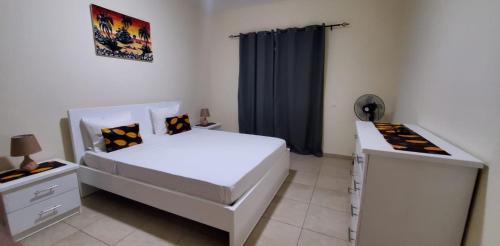 埃斯帕戈斯Apartamento Teixeira的卧室配有一张白色大床和一张书桌
