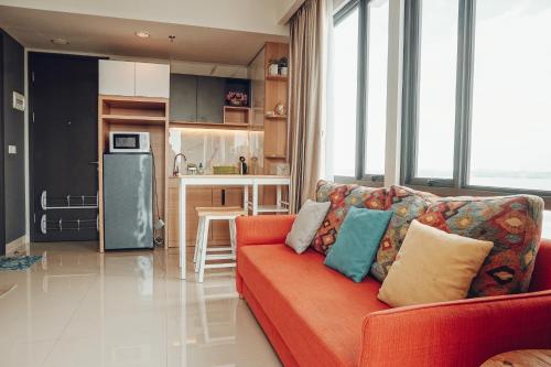 @Lexio.Stay - Luxury Condominium One Residence (Harris Hotel Batam Centre) with sea View (Singapore) + city View (Romantic)的休息区