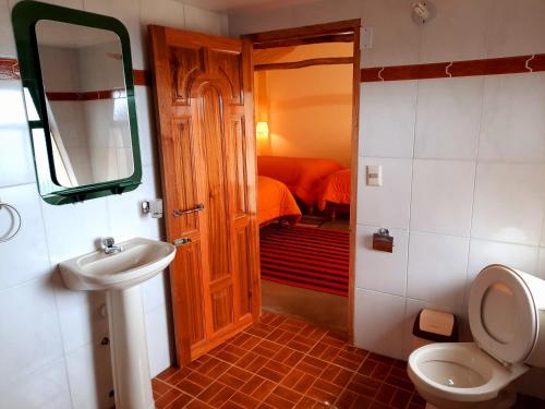 Comunidad YumaniWara Uta Lodge的一间带卫生间、水槽和镜子的浴室
