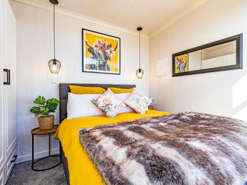 奥阿库尼Mangateitei Views - Rangataua Tiny Home的卧室里设有一张黄色的床