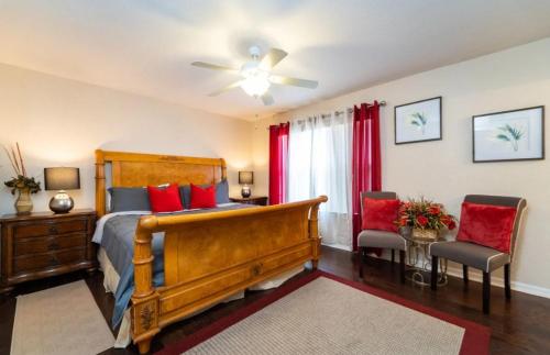 达文波特Relaxing resort, spacious pool near Disney的一间卧室配有红色枕头的床