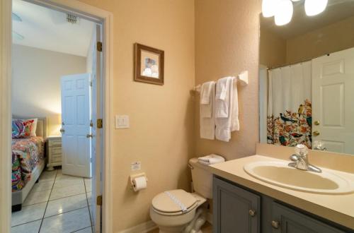 达文波特Relaxing resort, spacious pool near Disney的一间带水槽、卫生间和镜子的浴室