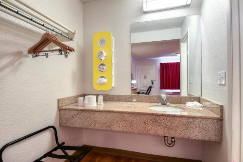 Motel 6-Carlsbad, CA - East Near LEGOLAND的一间浴室