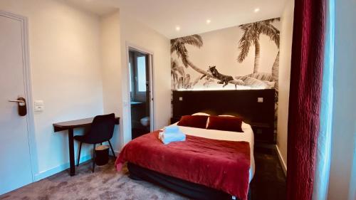 圣马洛Hotel Le Croiseur Ginette Intra Muros的配有一张床和一张书桌的酒店客房