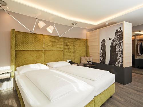 阿尔高内的伊门施塔特Hotel "Krone" - Immenstadt-Stein的卧室配有一张白色大床