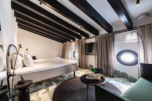 马略卡岛帕尔马Concepcio by Nobis, Palma, a Member of Design Hotels的酒店客房,配有床和沙发