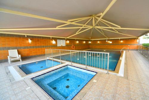 迪拜迪拜酋长星级公寓酒店的大楼内的大型游泳池