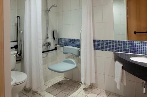沃尔索尔快捷假日沃尔萨尔M6高速公路10号岔口酒店的浴室配有卫生间、盥洗盆和淋浴。