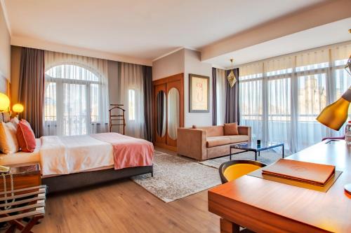 第比利斯第比利斯宫殿酒店的酒店客房设有床和客厅。