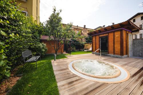 圣文森特艾琳娜酒店的庭院中木甲板上的热水浴池
