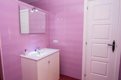 卢凯内纳-德拉斯托雷斯Cortijo 4 Elementos的紫色浴室设有水槽和镜子