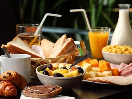 班戈Parlevan的一张桌子,上面有一盘早餐食品和饮料