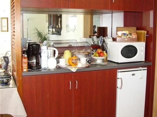 班戈Parlevan的厨房柜台配有微波炉和水果。