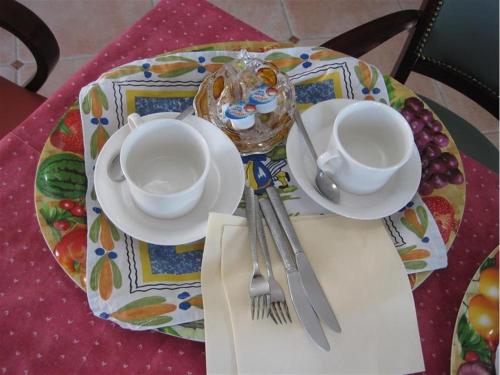 班戈Parlevan的桌子上摆着两个杯子和盘子的桌子