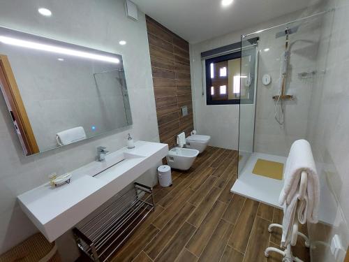 Santa CombinhaMuralha Azibo Dreams的一间带水槽、淋浴和卫生间的浴室
