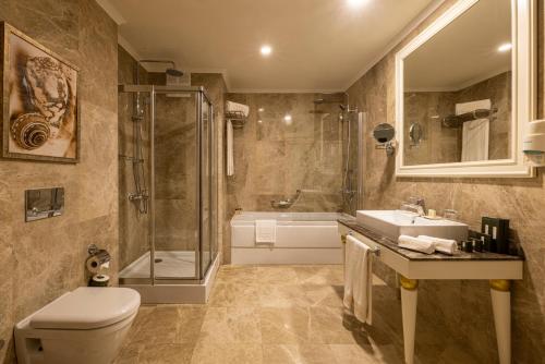 Grand Pasha Hotel & Spa Kyrenia的一间浴室