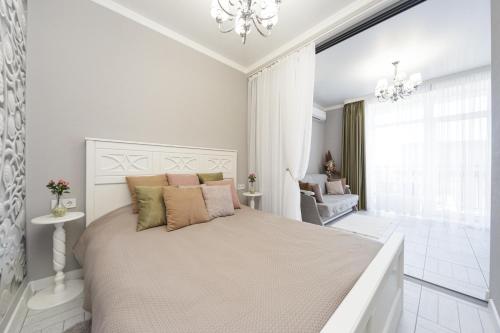 丰坦卡Luxury Apartments Park Fontanov的白色卧室配有一张大床和吊灯