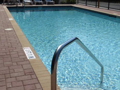 奥兰多Travelodge by Wyndham Orlando at Heart of International Drive的一座带金属扶手的游泳池