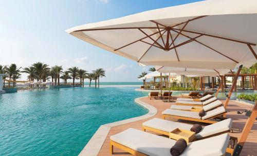 拉斯阿尔卡麦InterContinental Ras Al Khaimah Resort and Spa, an IHG Hotel的一流的天堂度假酒店的游泳池