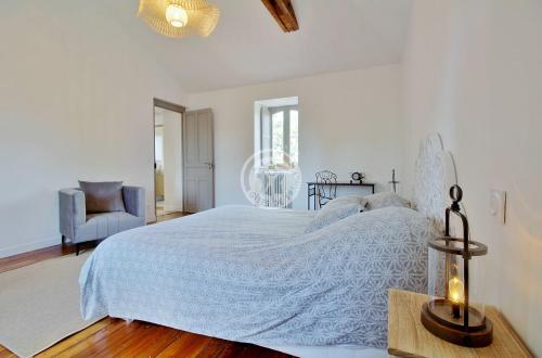 塔布villa corina的白色卧室配有一张大床和椅子