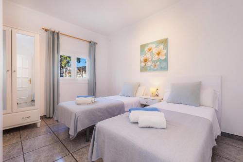 克里斯托港Costa den Blau的白色墙壁客房的两张床