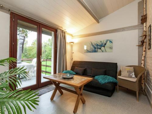 马尔梅迪Holiday Home in Malmedy with terrace的客厅配有沙发和桌子
