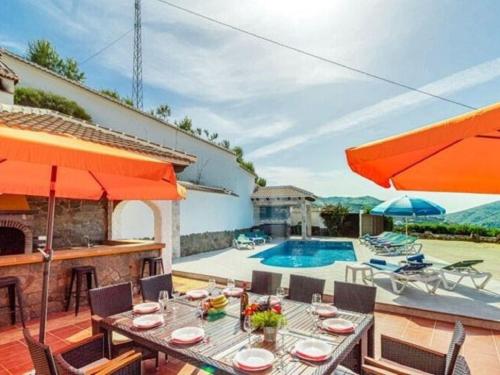 赛阿隆加Belvilla by OYO Villa Javier的别墅 - 带游泳池和桌椅