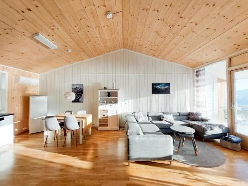 StonglandseidetDestination Senja - Stonglandseidet的客厅配有沙发和桌子