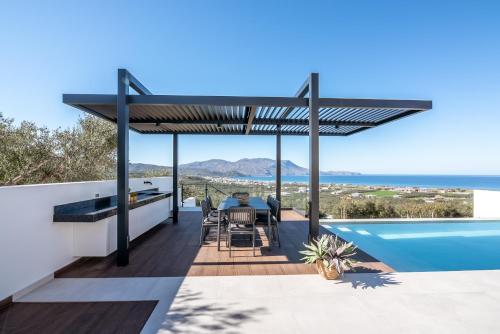 基萨莫斯Villas Phos and Kallos的从房子后院可欣赏到游泳池的景色
