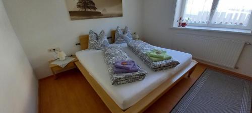 瓦尔德阿尔贝格Ferienwohnung Evi的一间卧室配有一张带两个枕头的床