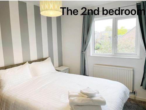 牛津Oxford city centre house/walkable to University的卧室配有白色的床和窗户