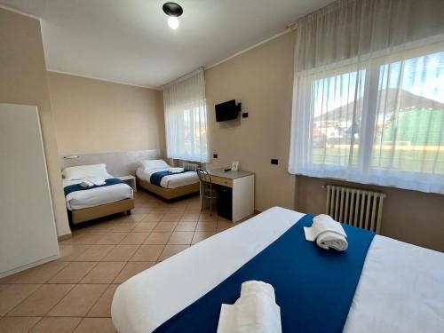 韦尔巴尼亚阿尔中心酒店的酒店客房设有两张床和窗户。