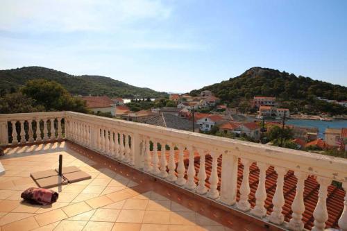 VrgadaVila Melisa的阳台设有长凳,享有城市美景。