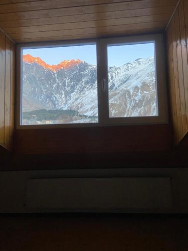 卡兹贝吉Mansarda Kazbegi的山景客房的窗户