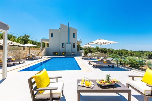 GállosLuxury Cretan Villas with private pools的一个带游泳池和庭院的别墅