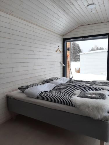 LumijokiWilla Rauha 1B的一张位于带窗户的房间的床