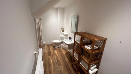 邓布兰NEW 1BD Contemporary Flat Upper Dunblane的一间带卫生间和水槽的小浴室
