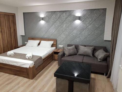 第比利斯Tbilisi House的酒店客房,配有床和沙发