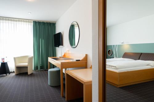 特里森萨兹门酒店的配有一张床和一张书桌的酒店客房