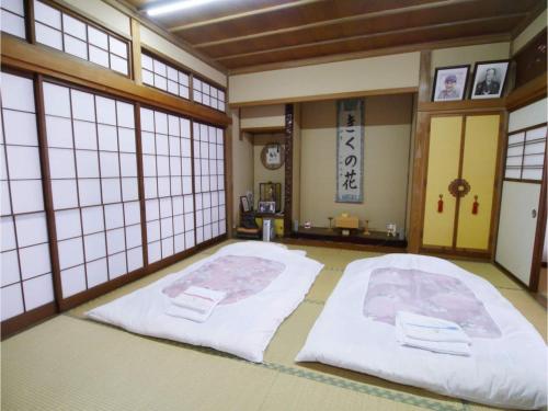 富山T-Port hayahoshi - Vacation STAY 12340的配有窗户的客房内的一张大床