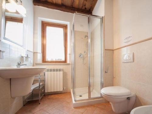 斯波莱托伊尔桑诺酒店的带淋浴、卫生间和盥洗盆的浴室