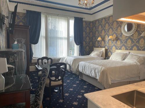 巴斯普尔特尼之家旅馆的酒店客房设有两张床和一张桌子。