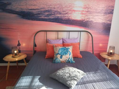 米尔芳提斯城Silva's House的一间卧室配有一张壁画床