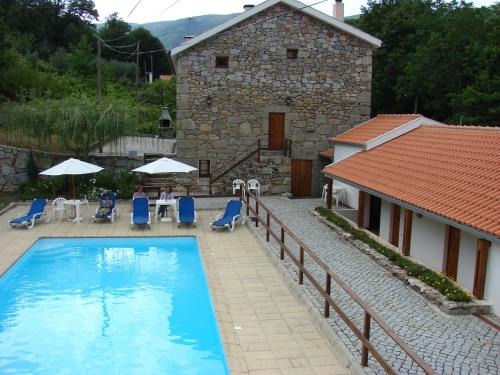曼泰加什Quinta de Leandres的别墅前设有游泳池
