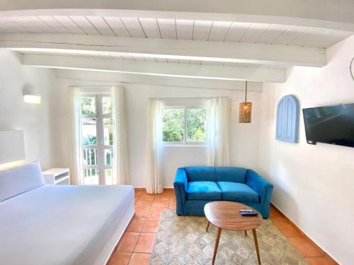 库埃纳瓦卡Hotel Cala Blanca Cuernavaca的一间卧室配有一张床和一张蓝色椅子